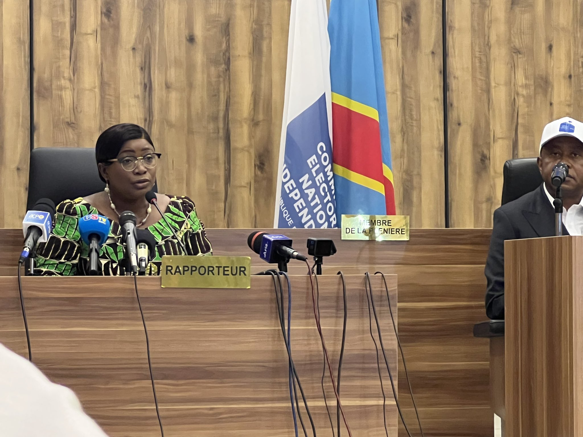 La - MAMA - ATTENTION ! Déchirer le drapeau de la RDC